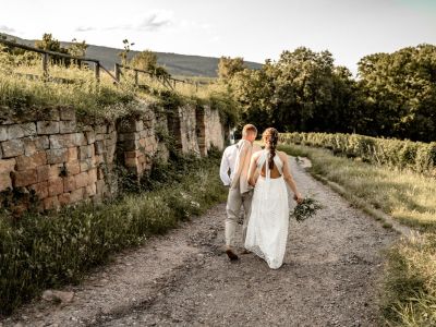 Spartipps für Hochzeit - Hochzeitspaar läuft an altem Mauerwerk entlang